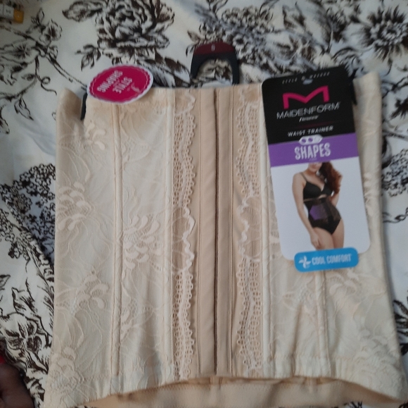 NWT Maidenform Small Lace Shapewear in Cream - Picture 9 of 16